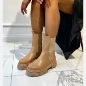 CAPE ROBBIN booties
square round toe
snow booties
platform
lug